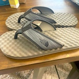 Men’s like new North Face 9 sandals/flip flops